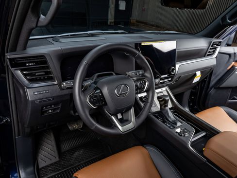 Used 2025 Lexus GX 550 w/ Accessory Package (2T) image 16