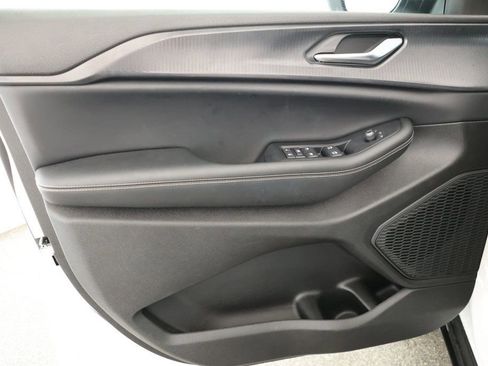 Used 2023 Jeep Grand Cherokee Laredo image 8