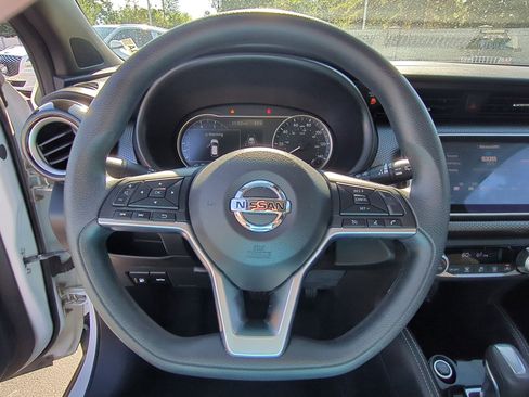 Used 2020 Nissan Kicks SV image 17