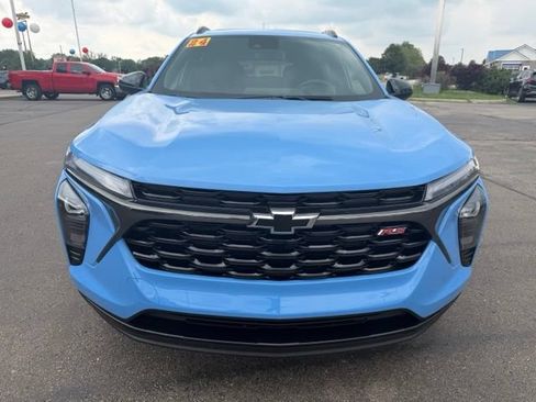 Used 2024 Chevrolet Trax RS w/ Sunroof Package FWD image 2