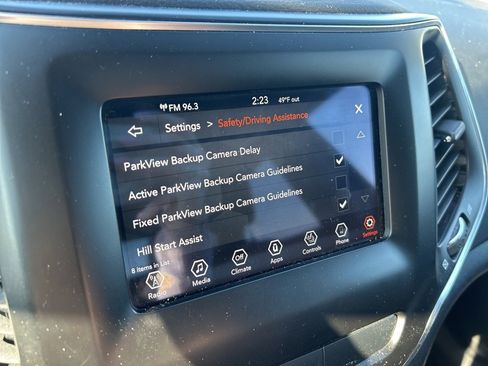 Certified 2019 Jeep Cherokee Latitude Plus w/ Cold Weather Group image 20