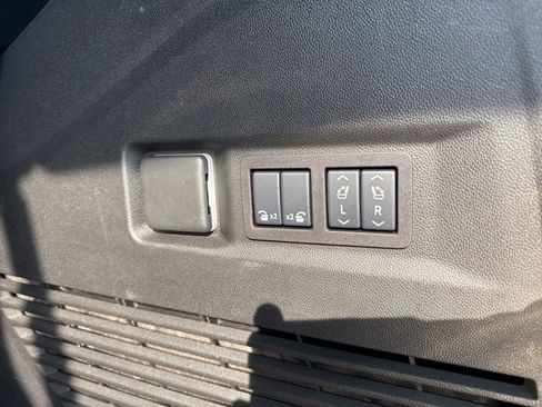 Used 2025 GMC Yukon Denali image 33