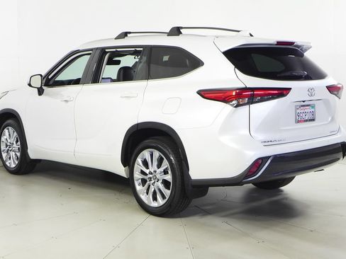 Used 2023 Toyota Highlander Limited FWD image 9