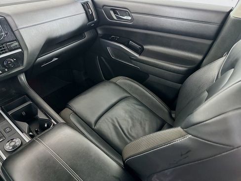 Used 2023 Nissan Pathfinder SL AWD/4WD image 32