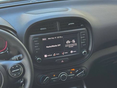 Used 2025 Kia Soul LX w/ LX Technology Package FWD image 17