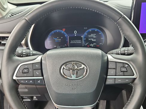 Used 2023 Toyota Highlander Limited FWD image 15