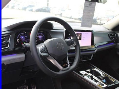 Used 2025 Volkswagen Atlas Peak Edition SE AWD/4WD image 19