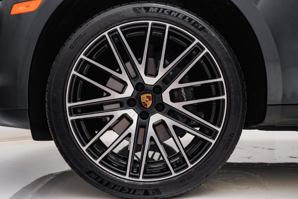 Certified 2026 Porsche Macan AWD/4WD image 13