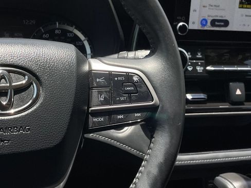 Used 2025 Toyota Highlander LE FWD image 14