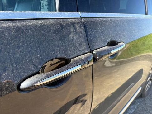Used 2023 Chrysler Pacifica Limited FWD image 25