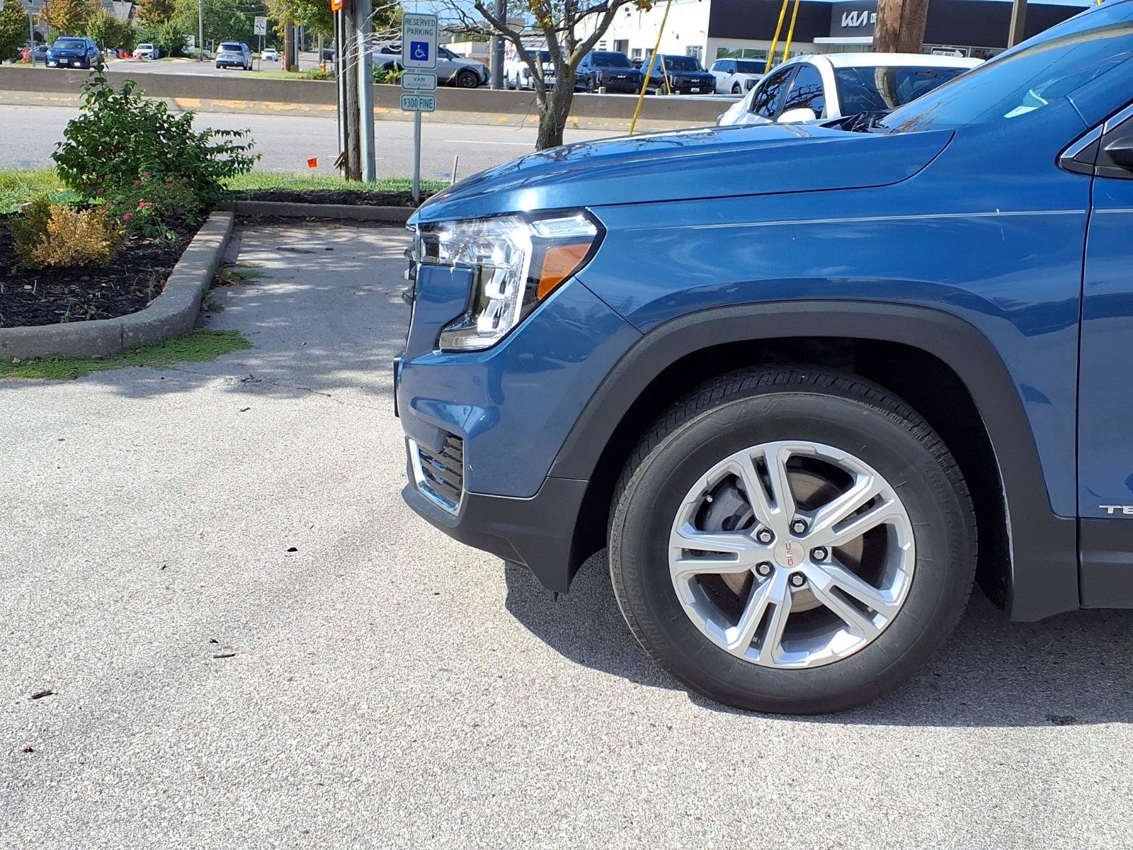 Used 2024 GMC Terrain SLE w/ Driver Convenience Package AWD/4WD image 24