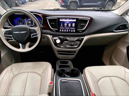 Certified 2019 Chrysler Pacifica Limited image 13