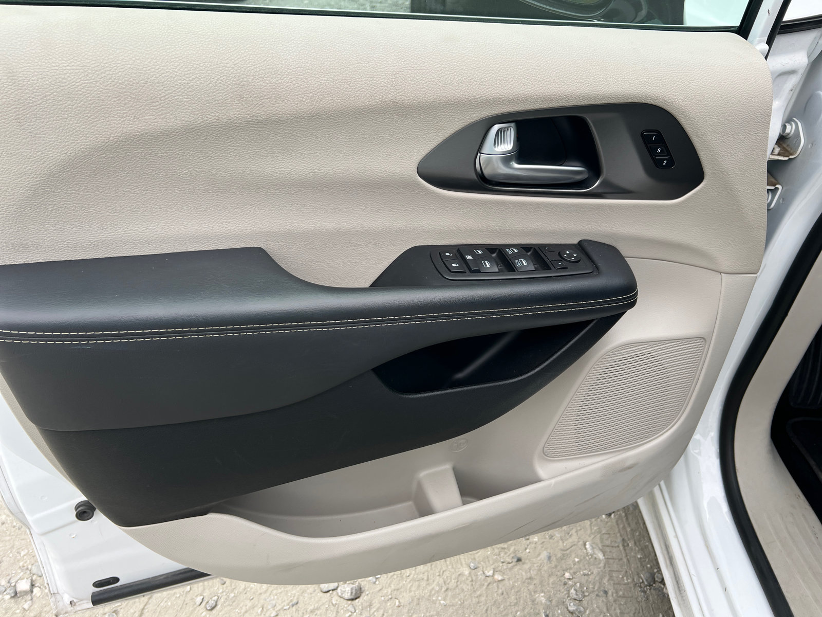 Used 2024 Chrysler Pacifica Touring-L FWD image 13