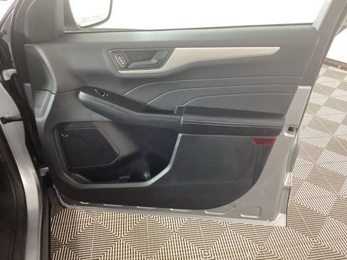 Used 2022 Ford Escape SE w/ SE Sport Appearance Package image 9