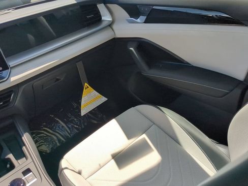 New 2026 Volkswagen Tiguan SE FWD image 16