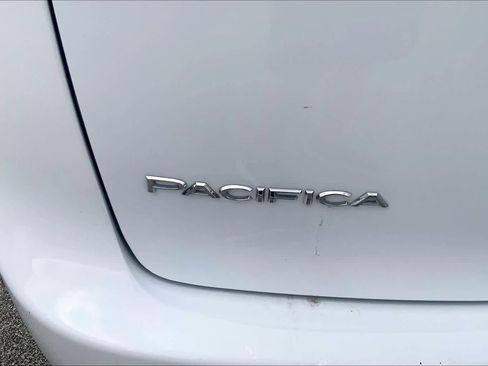 Used 2023 Chrysler Pacifica Touring-L FWD image 29
