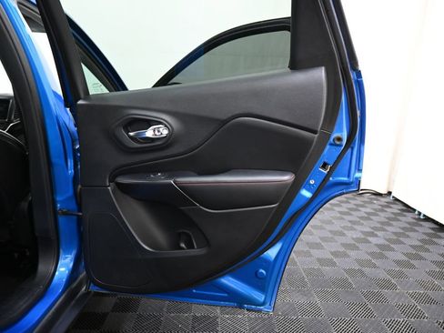Used 2019 Jeep Cherokee Trailhawk w/ Comfort/Convenience Group AWD/4WD image 27