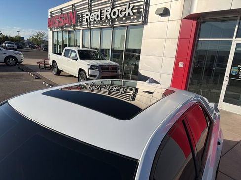 Used 2023 Chrysler 300 C RWD image 8