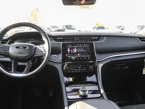 New 2025 Jeep Grand Cherokee Altitude image 18