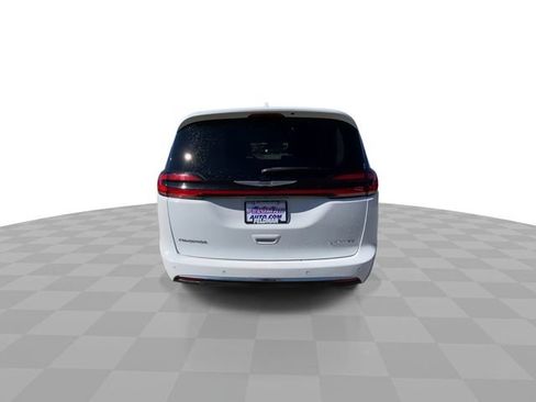 Used 2022 Chrysler Pacifica Limited image 9