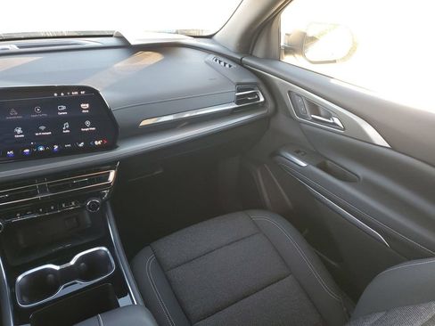 Used 2025 Chevrolet Traverse LT image 11