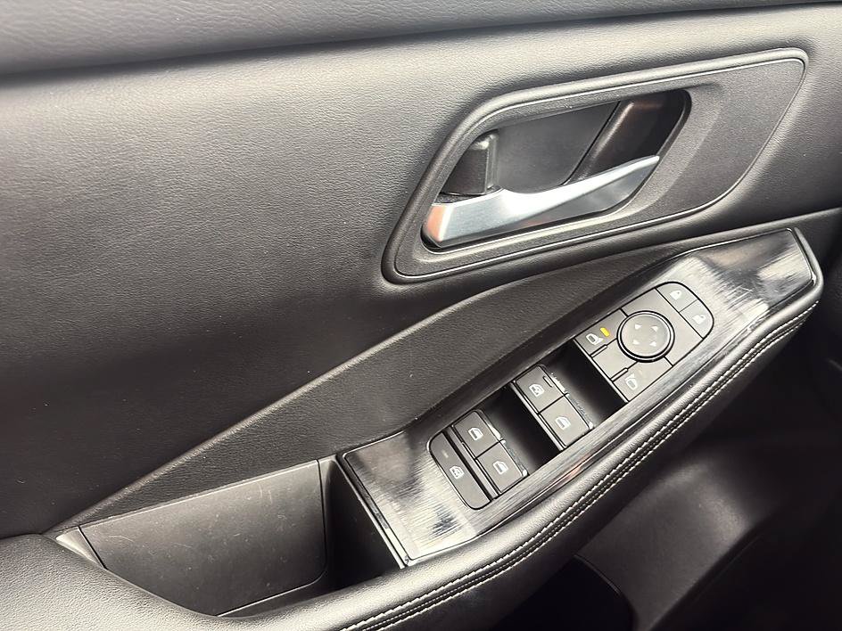Certified 2025 Nissan Rogue SV FWD image 15