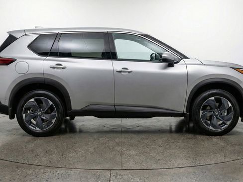 Used 2025 Nissan Rogue SV image 11