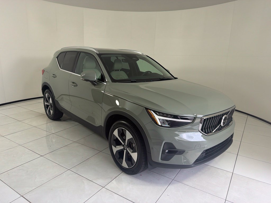 Used 2024 Volvo XC40 B5 Plus AWD/4WD image 3