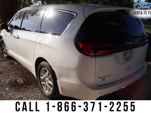Used 2023 Chrysler Pacifica Touring-L FWD image 2