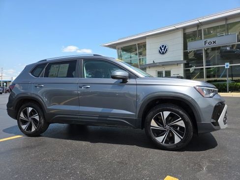 Used 2026 Volkswagen Taos SE w/ Panoramic Sunroof Package AWD/4WD image 1