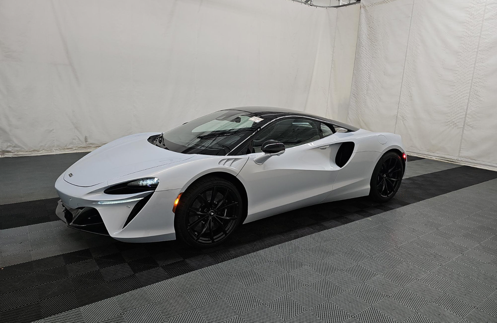 Used 2023 McLaren Artura RWD image 1