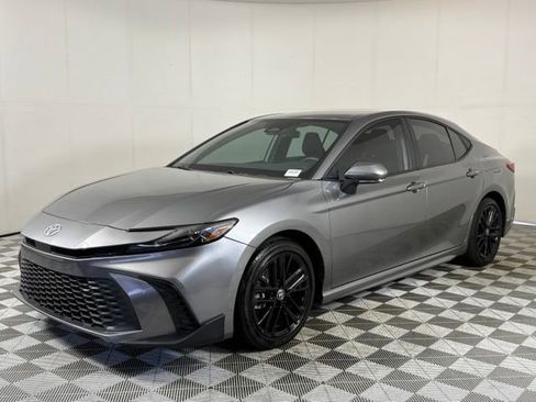 Used 2025 Toyota Camry SE FWD image 3