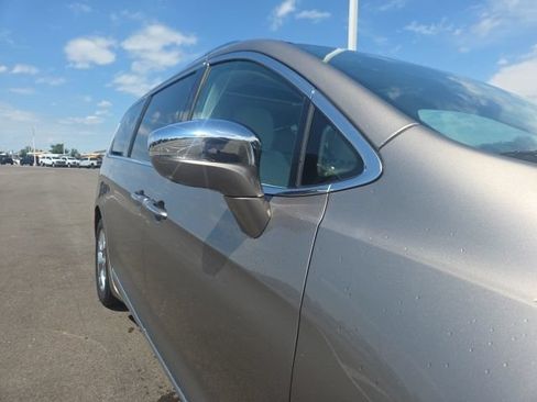 Used 2018 Chrysler Pacifica Limited w/ Advanced Safetytec Group FWD image 5