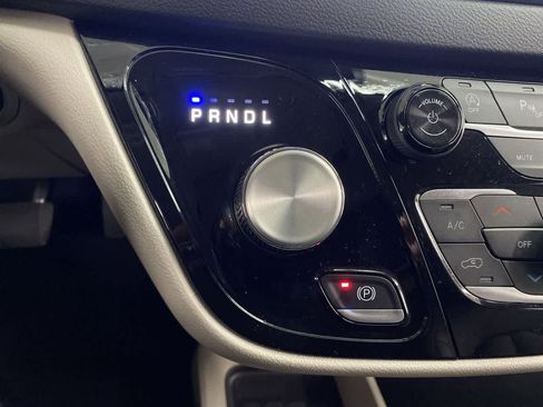 Used 2024 Chrysler Pacifica Touring-L FWD image 26