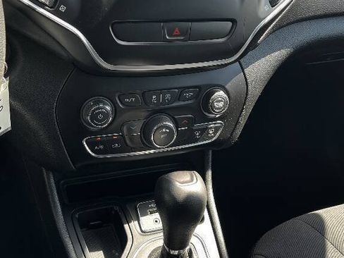 Used 2019 Jeep Cherokee Latitude w/ Popular Appearance Group FWD image 16