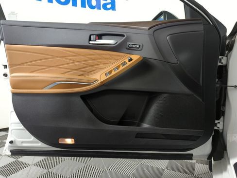 Used 2019 Toyota Avalon Limited FWD image 8