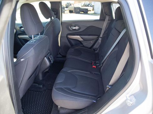 Used 2017 Jeep Cherokee Latitude w/ Cold Weather Group image 20