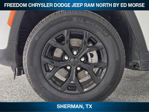 Used 2025 Jeep Grand Cherokee Altitude AWD/4WD image 7