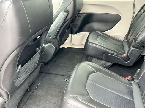 Used 2023 Chrysler Pacifica Touring-L image 18