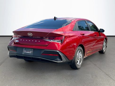 Used 2025 Hyundai Elantra SE w/ Cargo Package FWD image 7