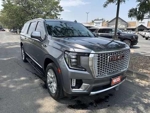 Used 2022 GMC Yukon XL Denali AWD/4WD image 3