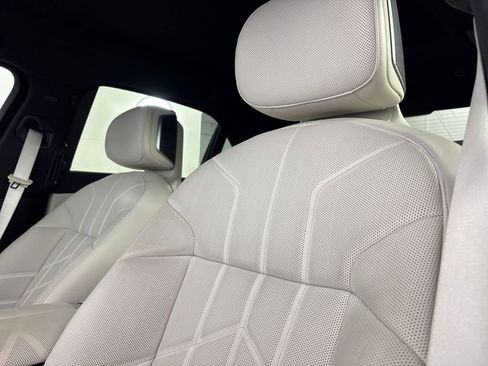 Used 2024 BMW 760i xDrive w/ Premium Package 2 image 9