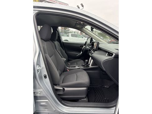 Used 2023 Toyota Corolla Cross LE image 7