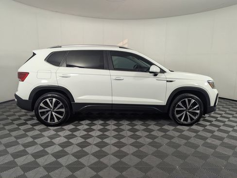Used 2024 Volkswagen Taos SE FWD image 3