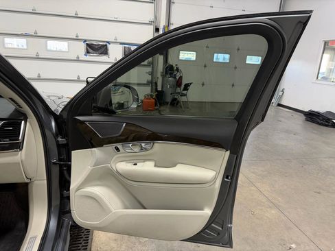 Used 2018 Volvo XC90 T6 Momentum w/ Convenience Package image 32