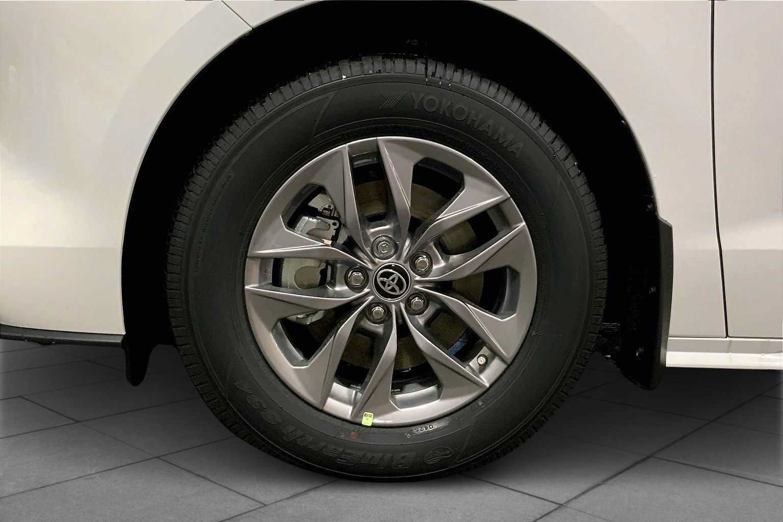 Used 2025 Toyota Sienna LE AWD/4WD image 11
