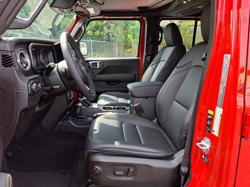 Used 2025 Jeep Gladiator Sport AWD/4WD image 13