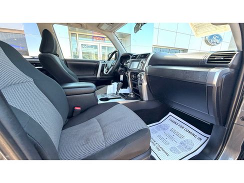 Used 2018 Toyota 4Runner SR5 AWD/4WD image 9