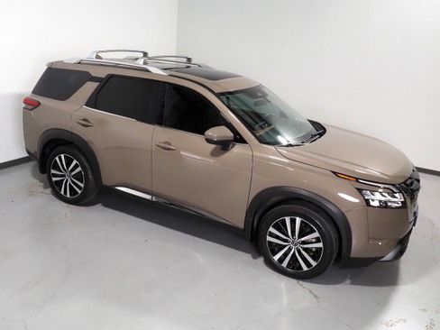 Used 2024 Nissan Pathfinder Platinum FWD image 12