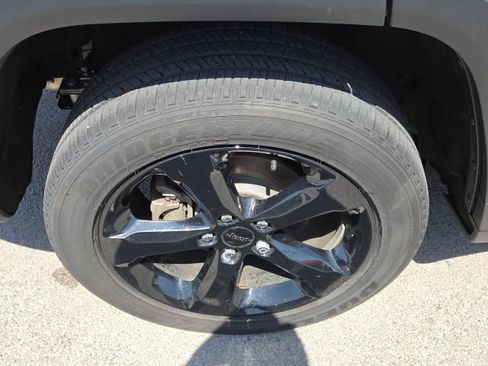 Used 2024 Jeep Grand Cherokee Altitude AWD/4WD image 36